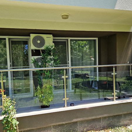 Airplane By Airport Residence Otopeni Ngoại thất bức ảnh