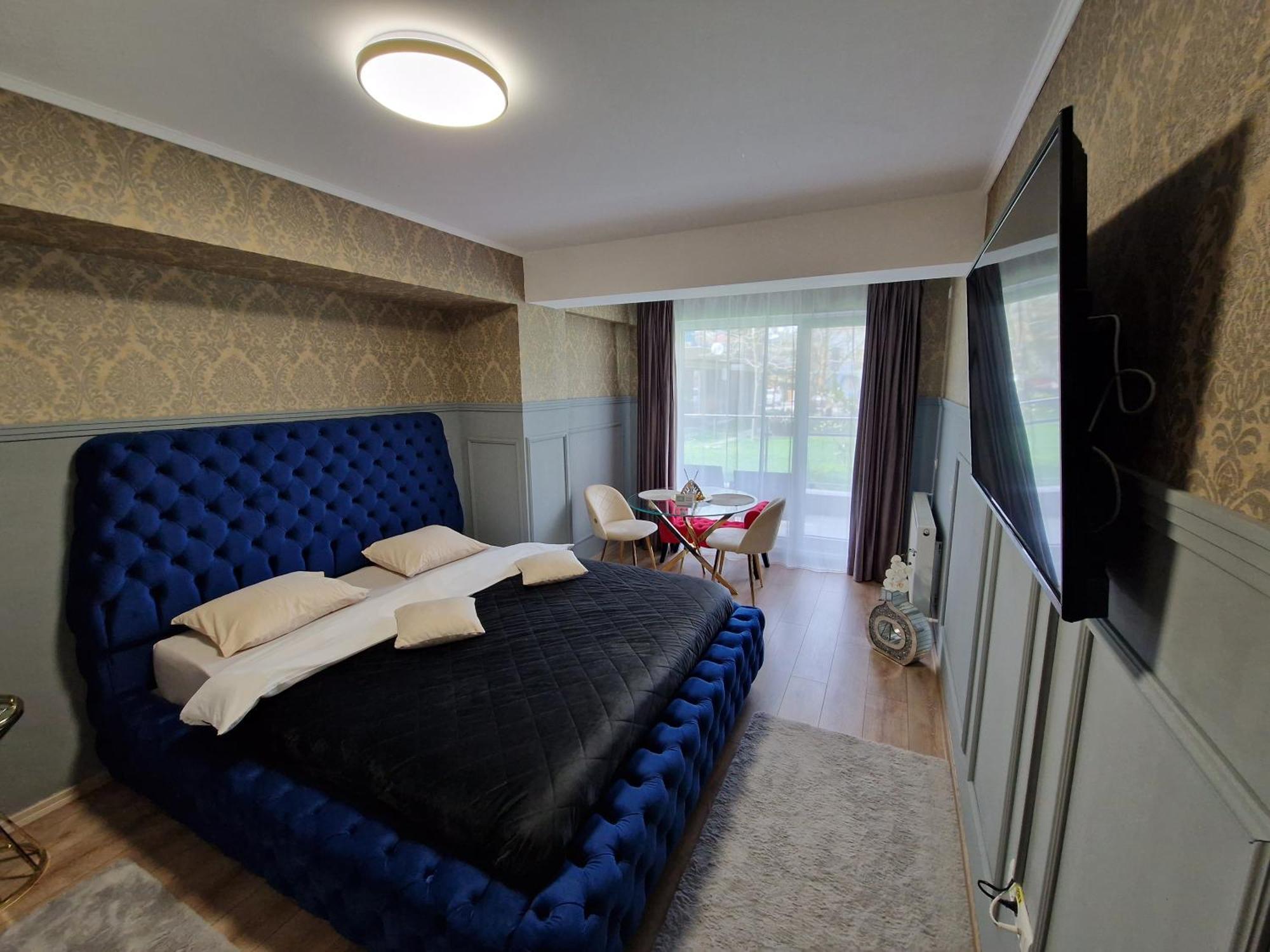 Airplane By Airport Residence Otopeni Ngoại thất bức ảnh