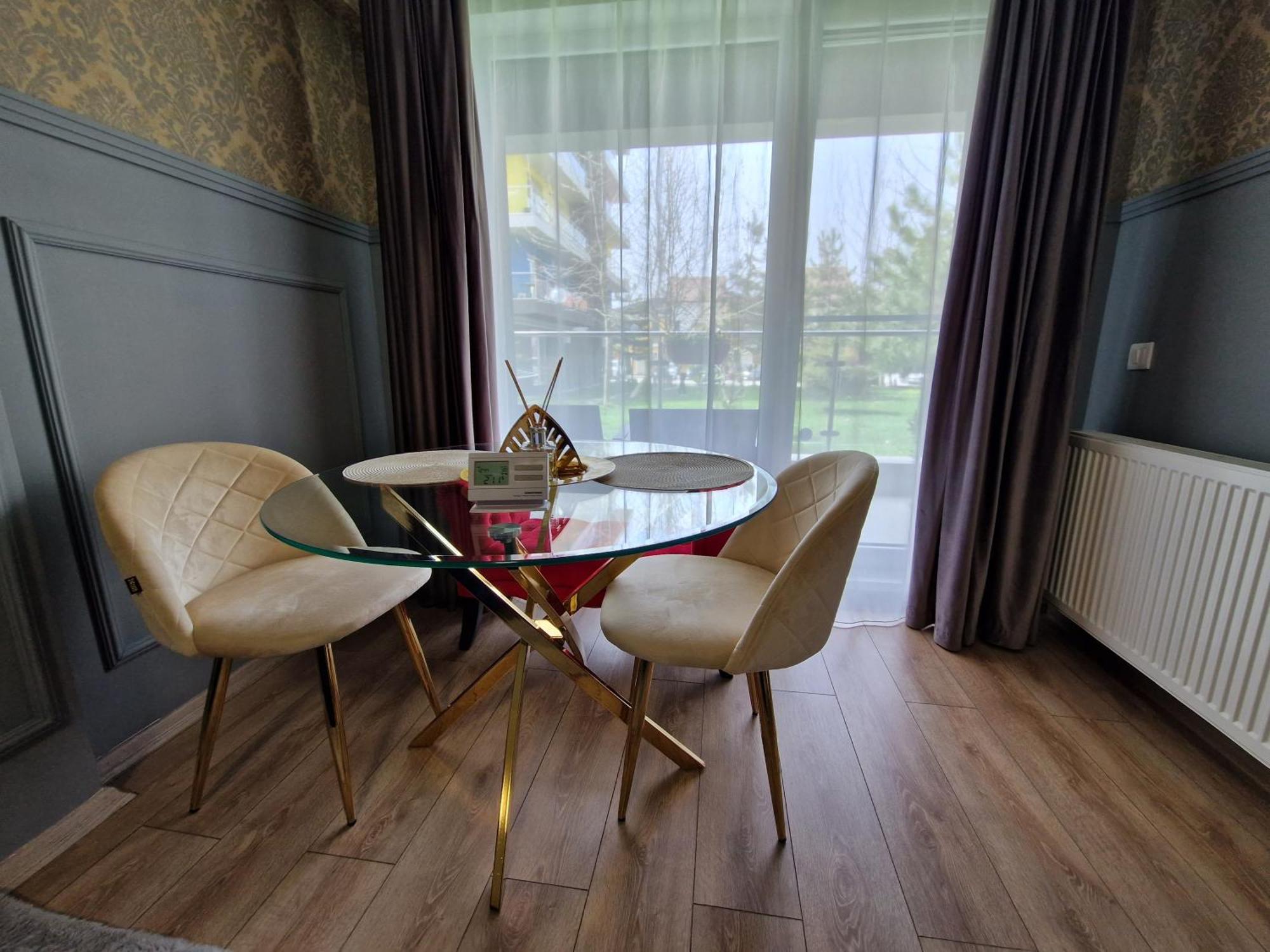 Airplane By Airport Residence Otopeni Ngoại thất bức ảnh