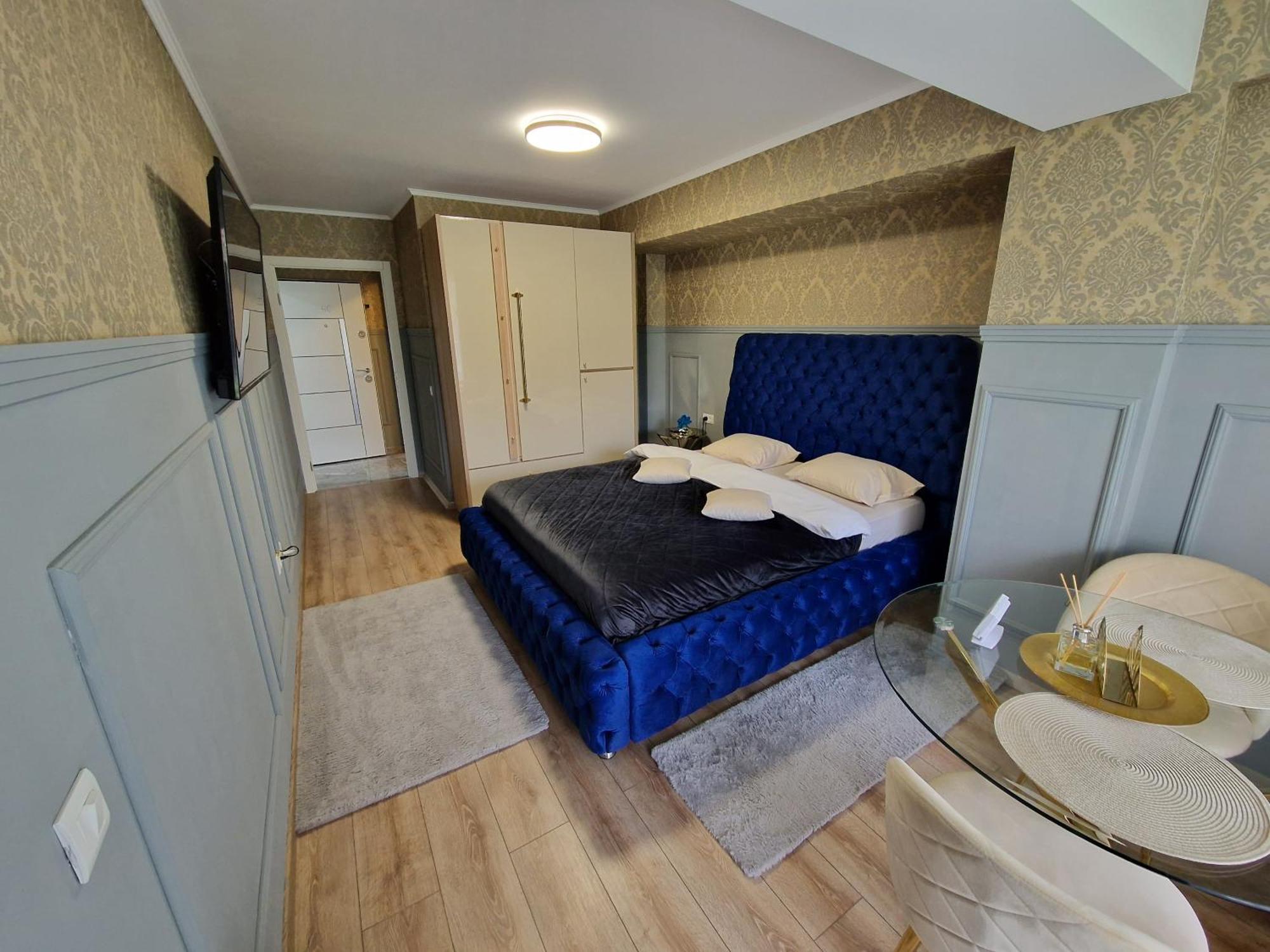 Airplane By Airport Residence Otopeni Ngoại thất bức ảnh
