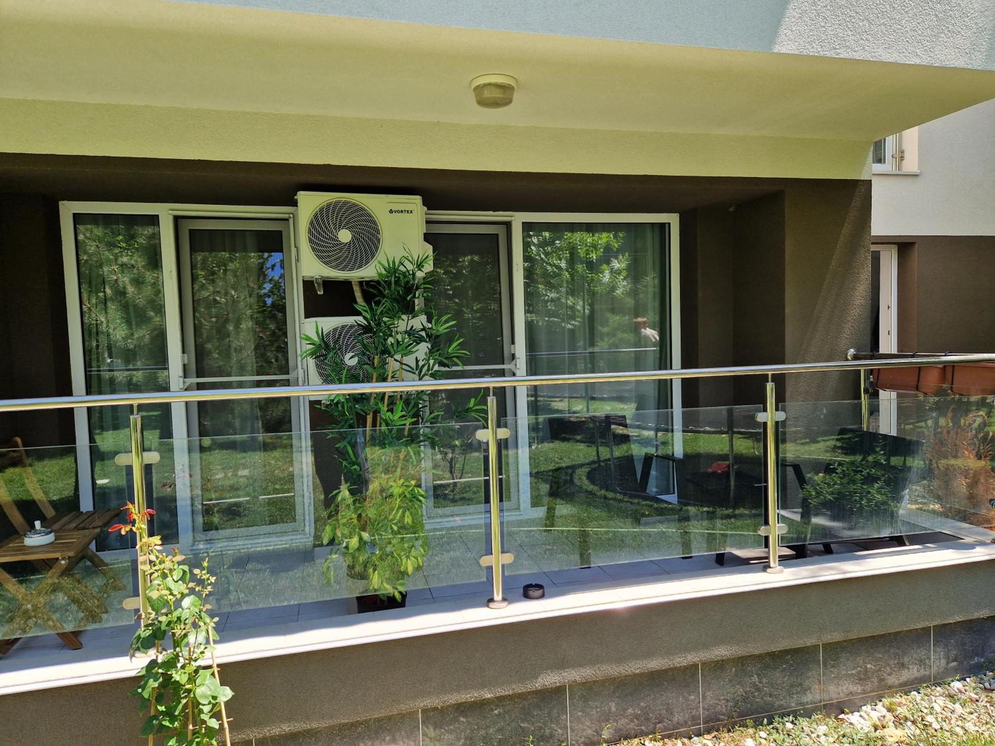 Airplane By Airport Residence Otopeni Ngoại thất bức ảnh