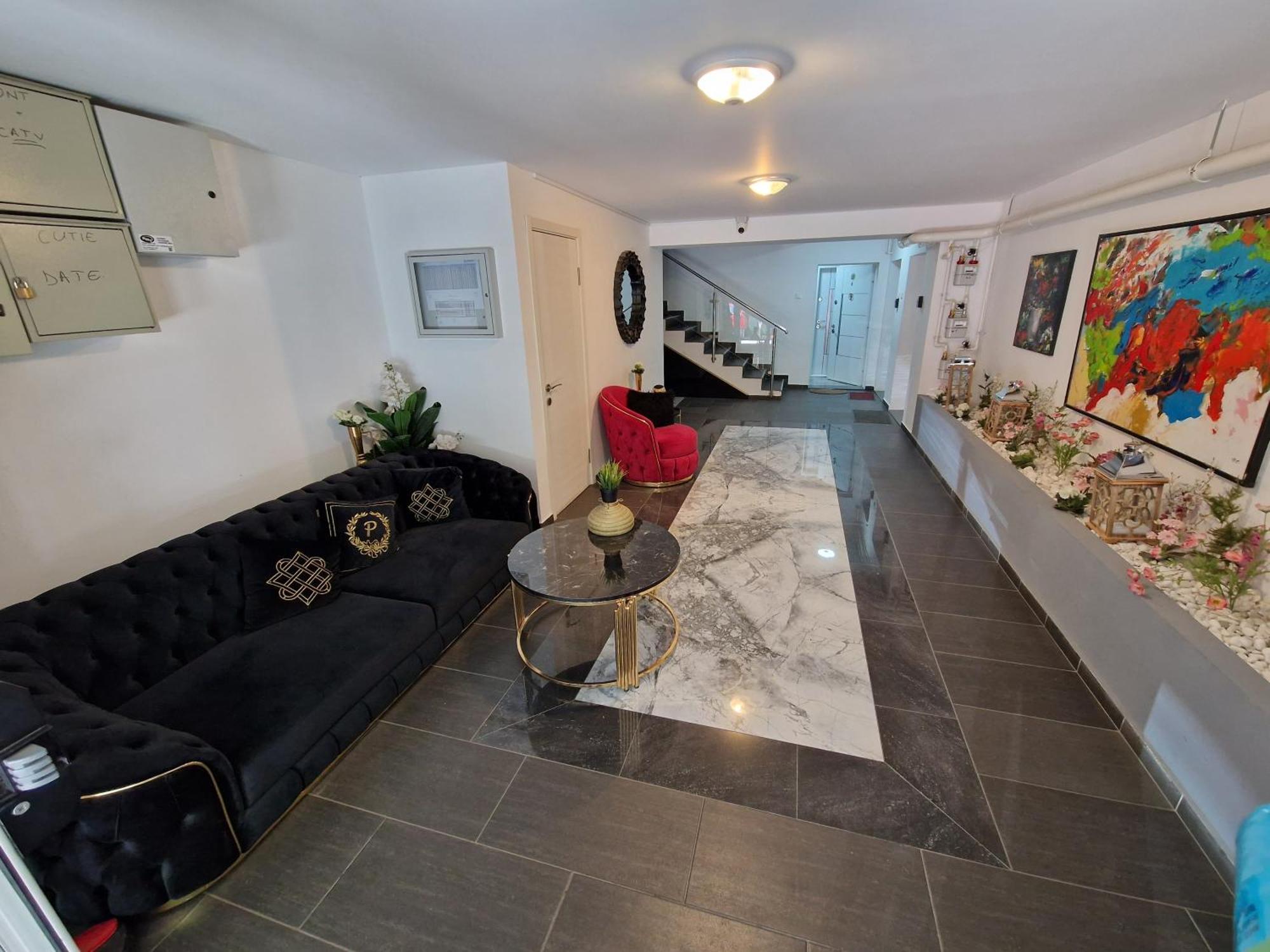 Airplane By Airport Residence Otopeni Ngoại thất bức ảnh