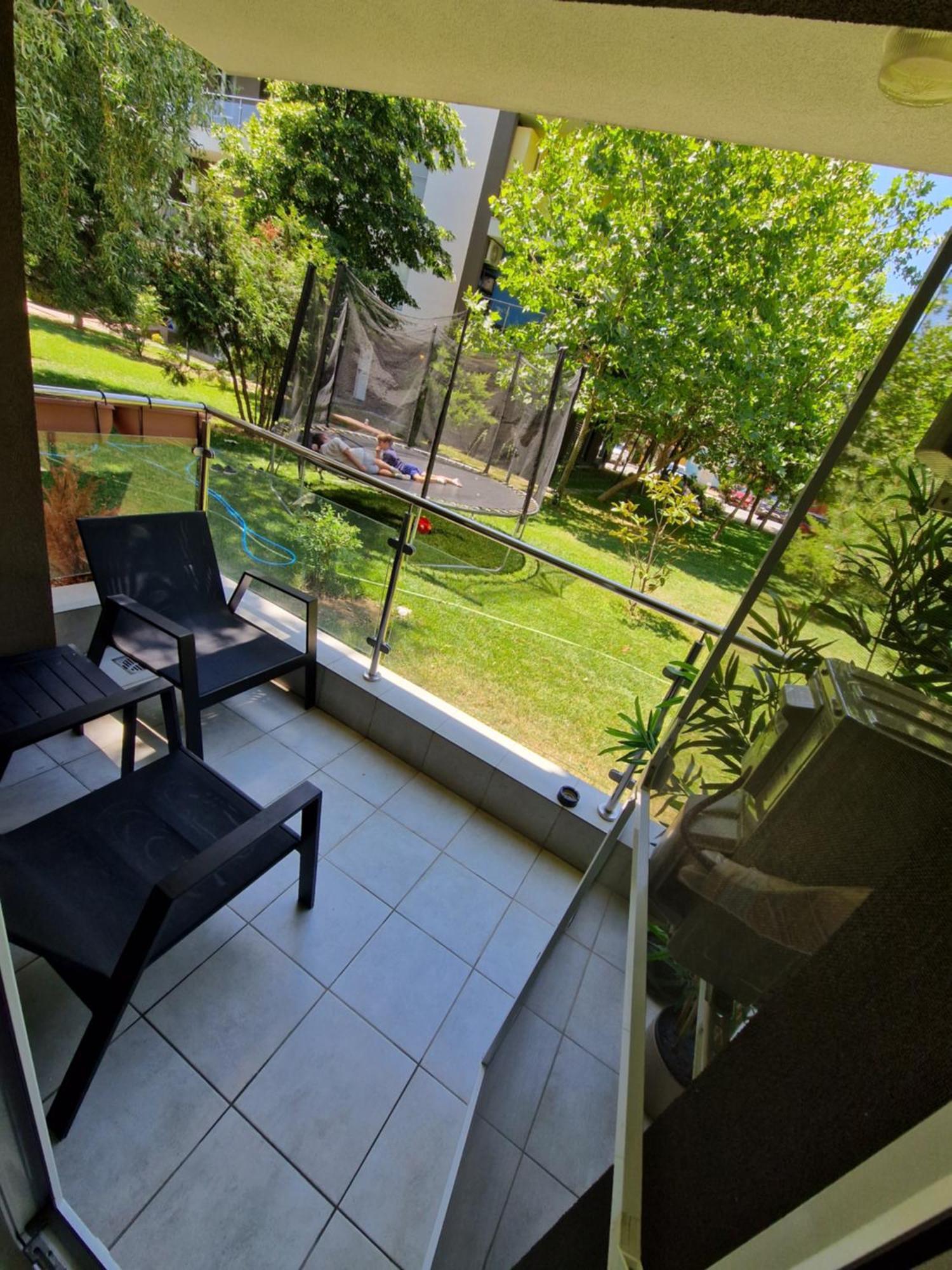 Airplane By Airport Residence Otopeni Ngoại thất bức ảnh