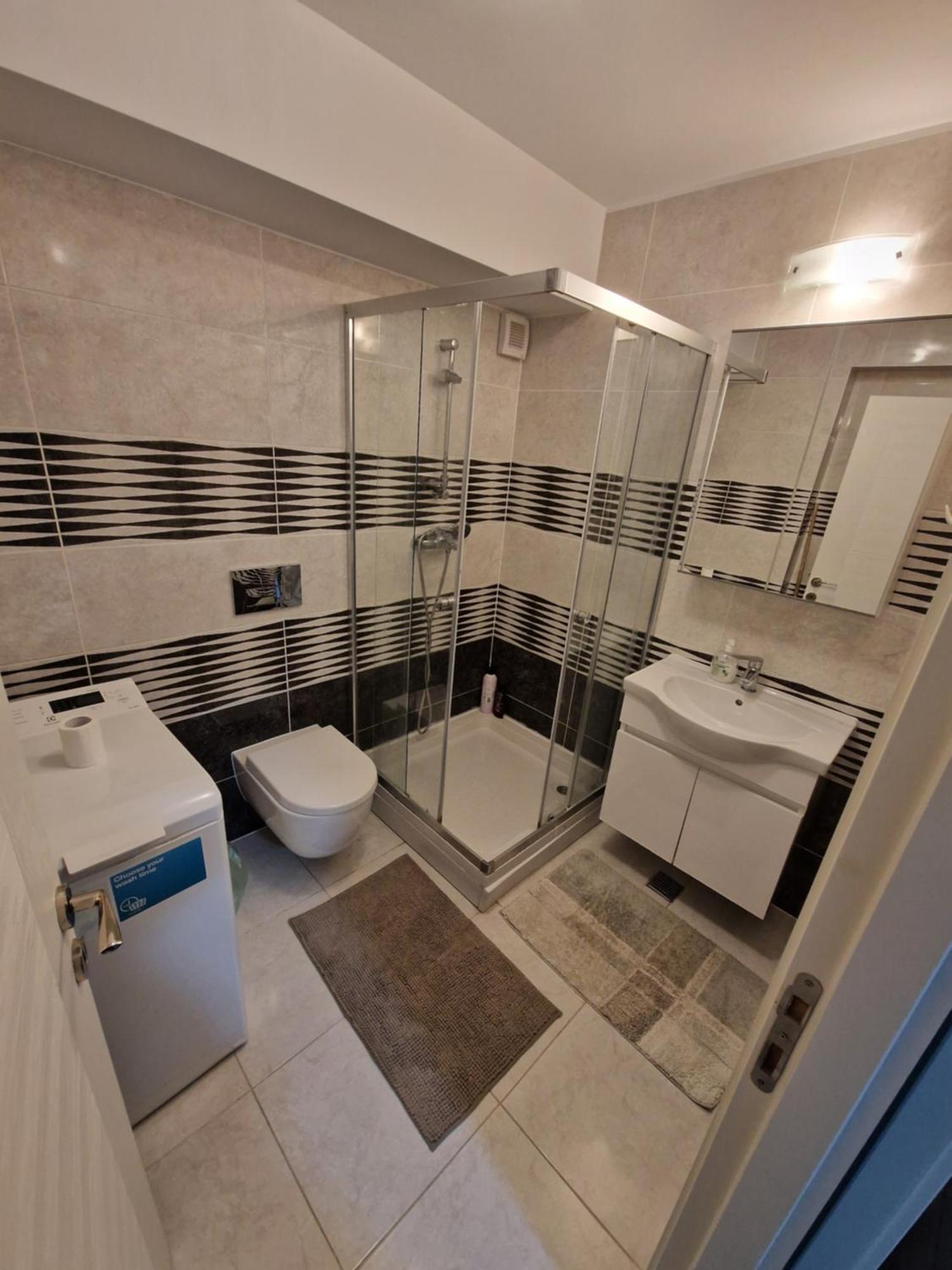 Airplane By Airport Residence Otopeni Ngoại thất bức ảnh